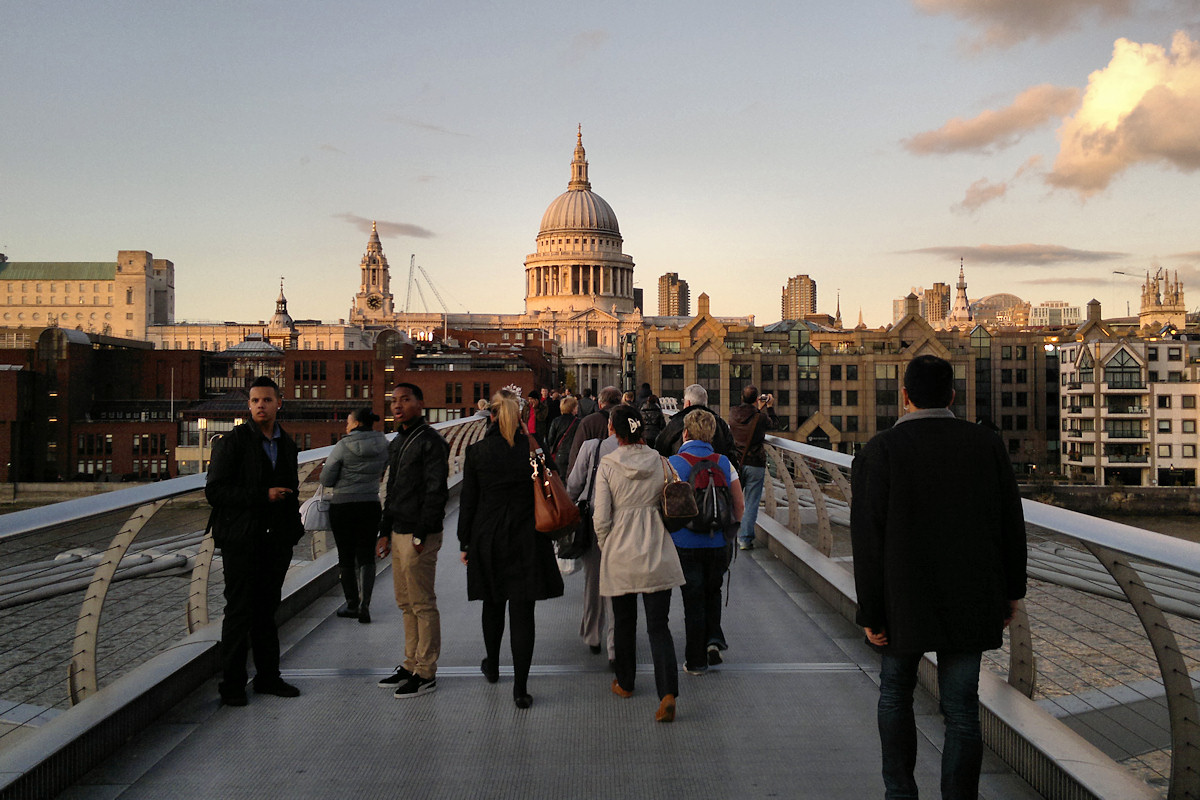 stpauls_millenniumbridge011111